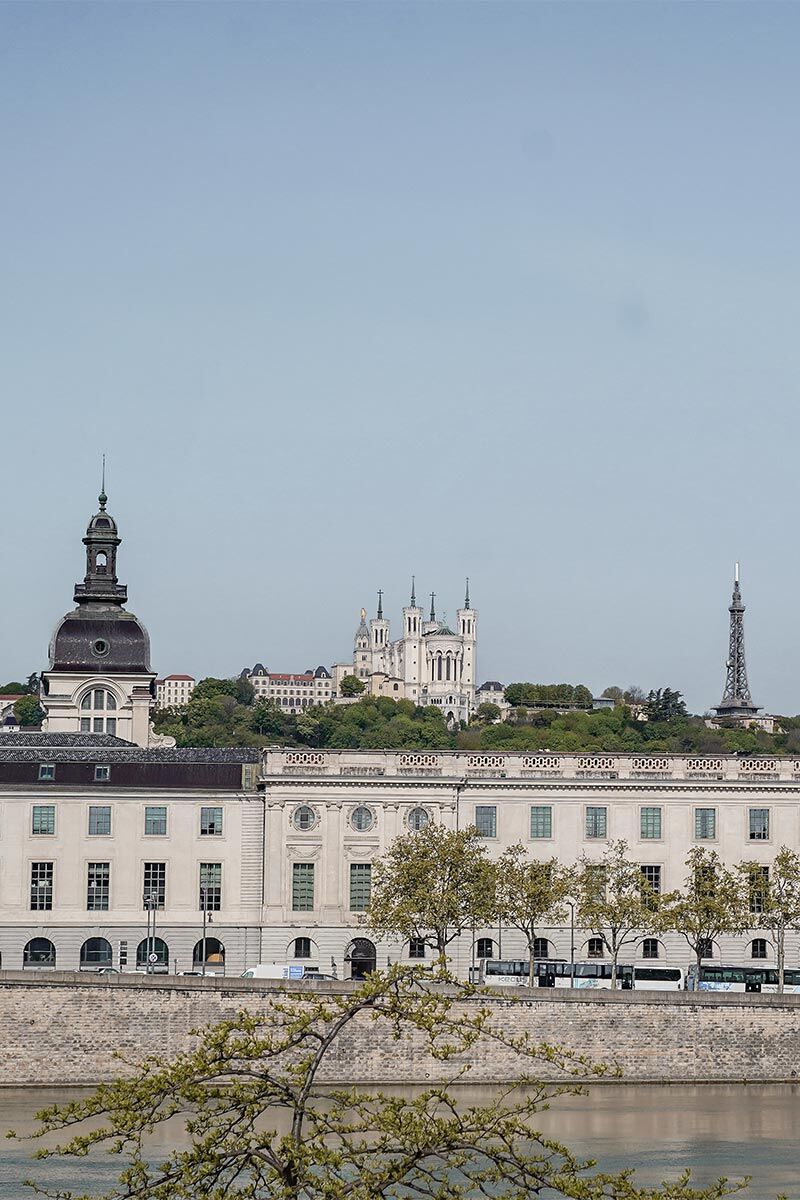 Situé sur la rive gauche du Rhône à Lyon