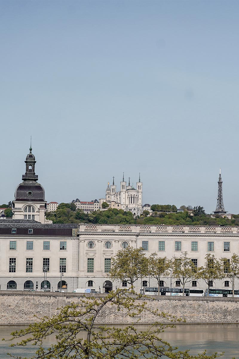 Situé sur la rive gauche du Rhône à Lyon